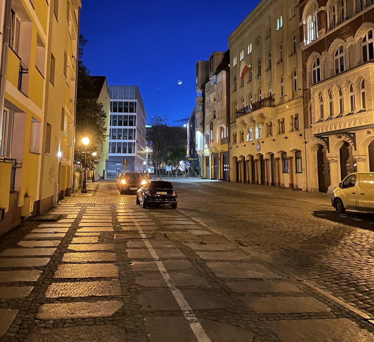 Jasne, profesjonalne wnętrze biurowe lub przestrzeń robocza związana z działalnością Panopticum.